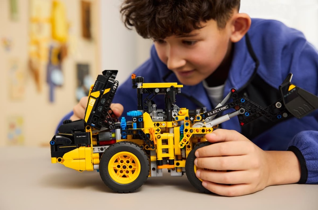 LEGO Technic 42209 Kolový nakladač Volvo L120 Electric 5